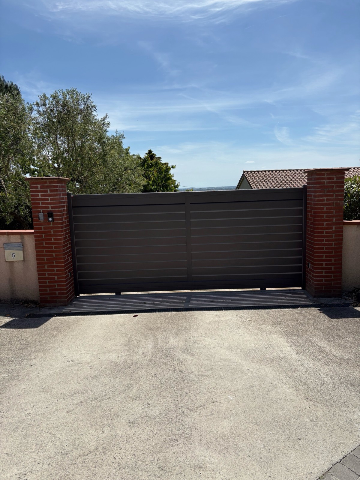 Réparation urgente de portail motorisé cassé avec intervention rapide de professionnels C2BF Fermetures Aucamville 31140 Haute Garonne