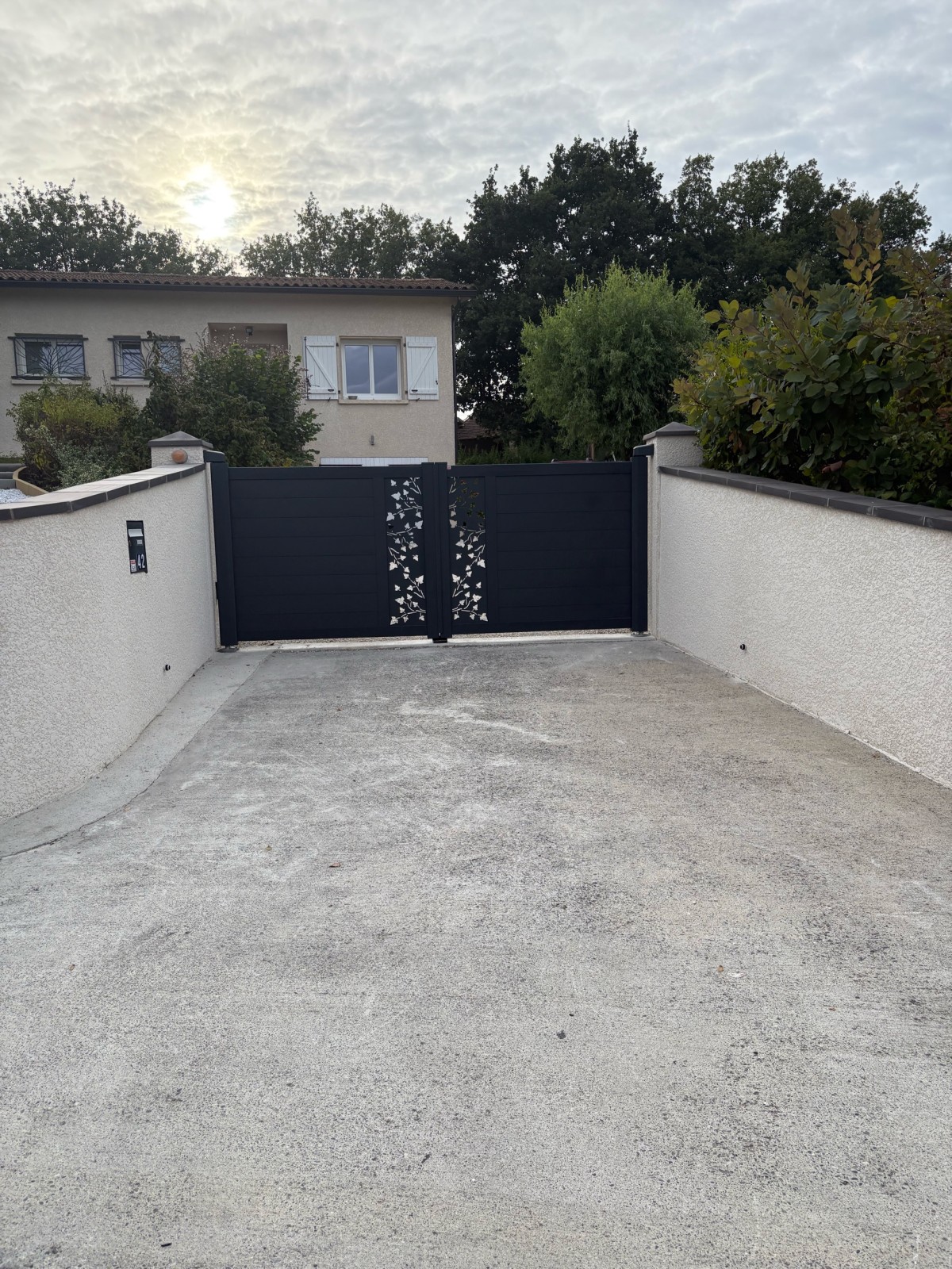 C2BF Fermetures : entreprise spécialisée Esteve Production pour l'installation sur mesure de portail électrique Aucamville 31140 Haute Garonne