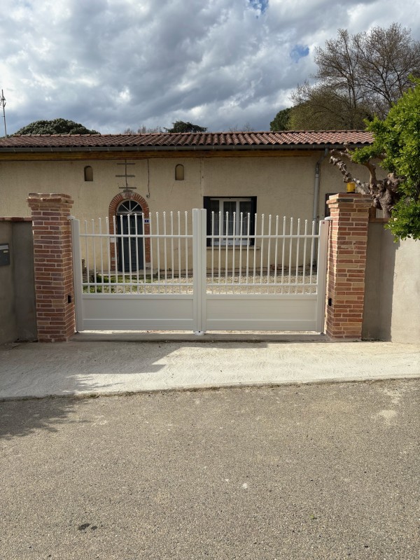 Installation de portail battant aluminium blanc avec moteur Beninca intégré à Blagnac 31700