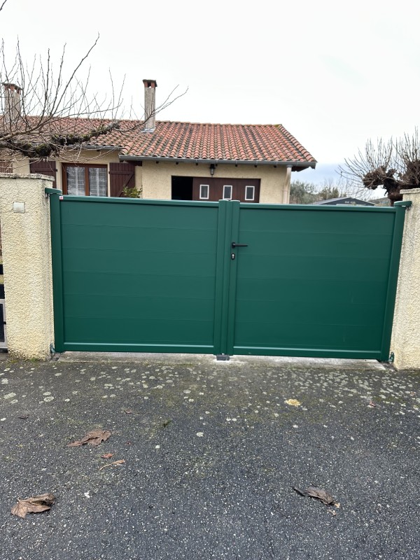 Portail battant alu vert 6005 économique avec motorisation Beninca à Tournefeuille 31170