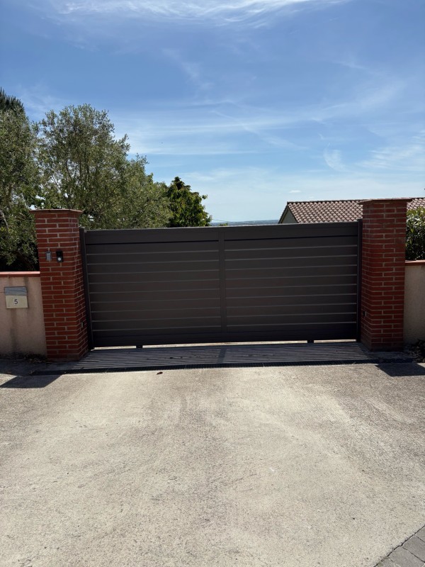Vente et installation de portail coulissant PVC sur mesure à Blagnac près de Toulouse