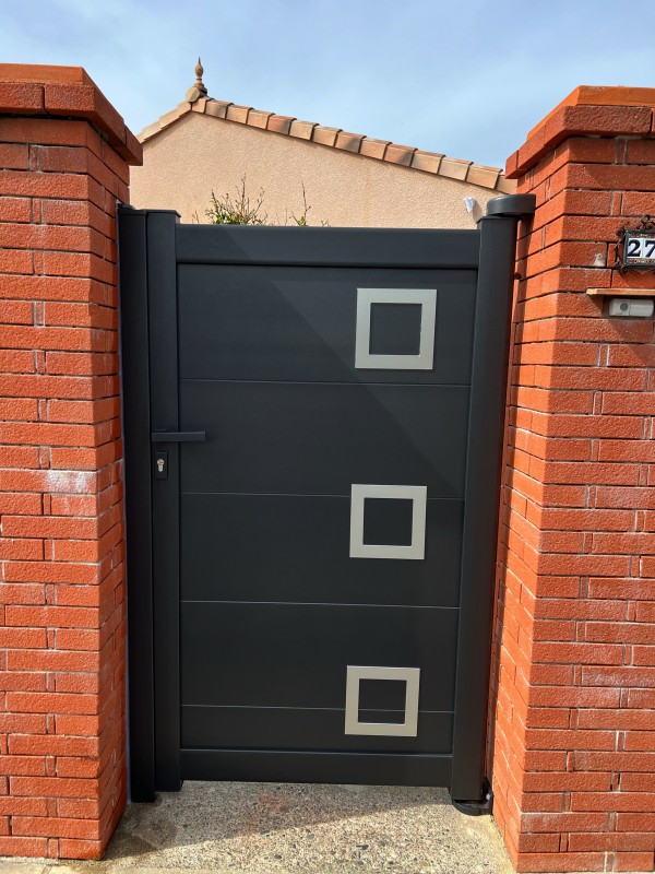 Portillon sur mesure posé à Colomiers par C2BF Fermetures