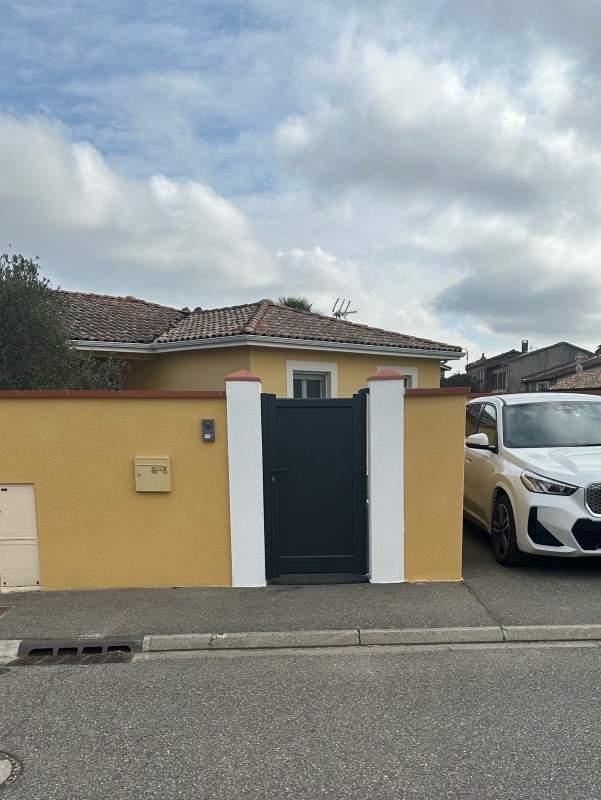 Fabrication et pose de portillon assorti à votre portail aluminium à Toulouse 31
