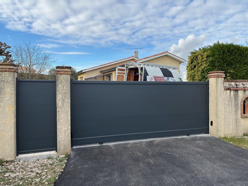 Portail coulissant motorisé avec télécommande intégrée et sécurité renforcée à Tournefeuille