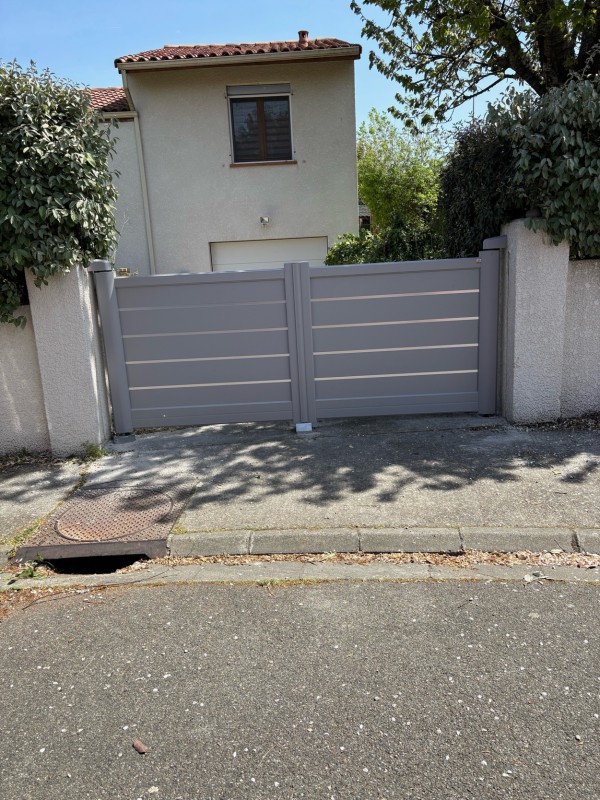Pose de portail battant aluminium gris 7004 avec motorisation Beninca à Colomiers 31770
