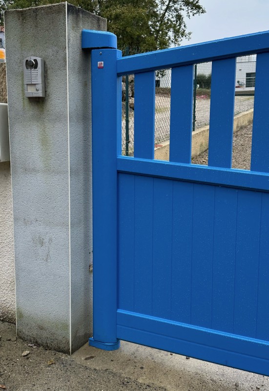 Portail battant aluminium bleu avec motorisation invisible intégrée dans les poteaux à Toulouse 31