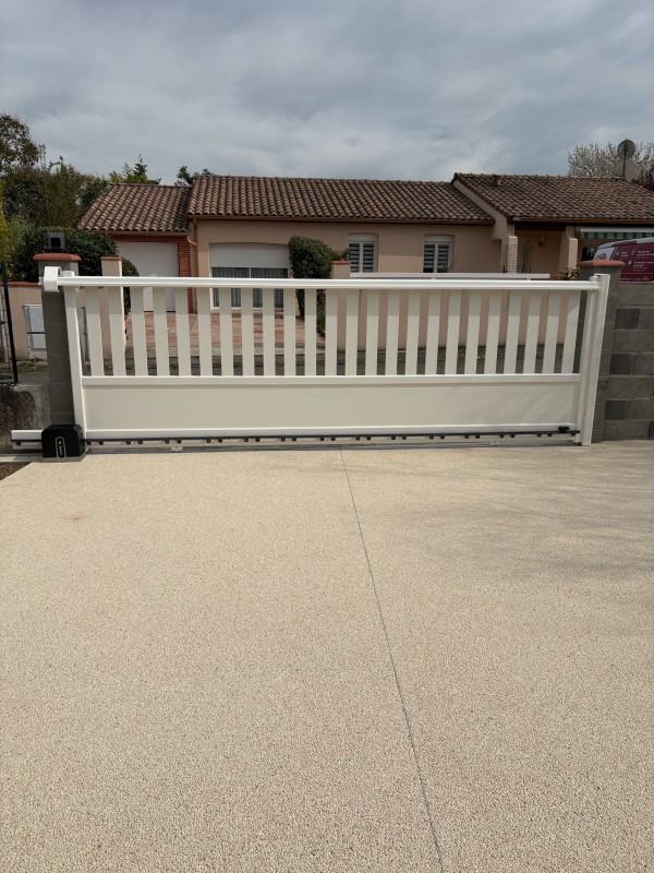 Portail coulissant aluminium blanc ajouré moderne installé à Toulouse 31240 Haute-Garonne