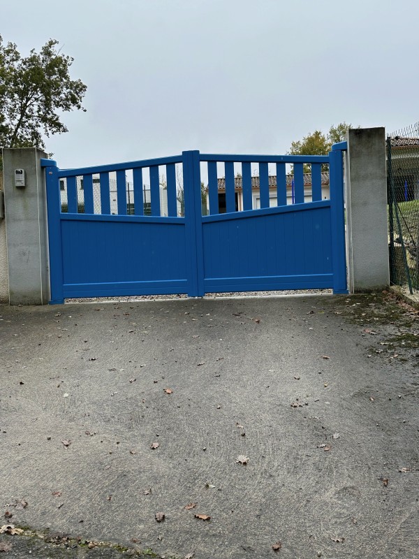 Portail battant aluminium bleu avec motorisation invisible intégrée dans les poteaux à Toulouse 31
