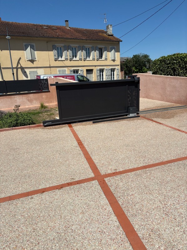 Pose de portail coulissant design contemporain avec clôture assortie à Colomiers 31770