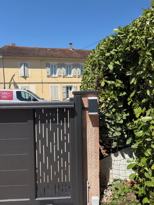 Fabrication et pose de portail coulissant moderne en alu thermolaqué à Balma 31130