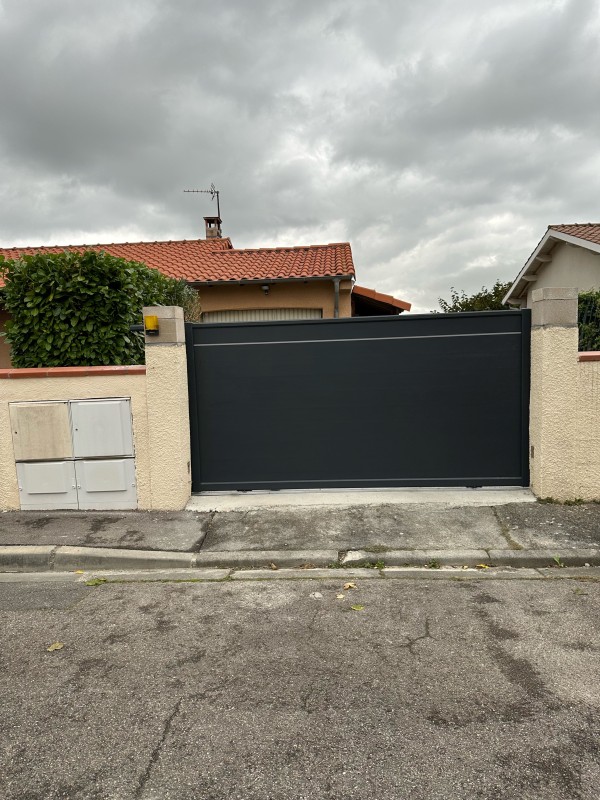 Installation de portail coulissant aluminium motorisé sur-mesure à Toulouse en Haute-Garonne