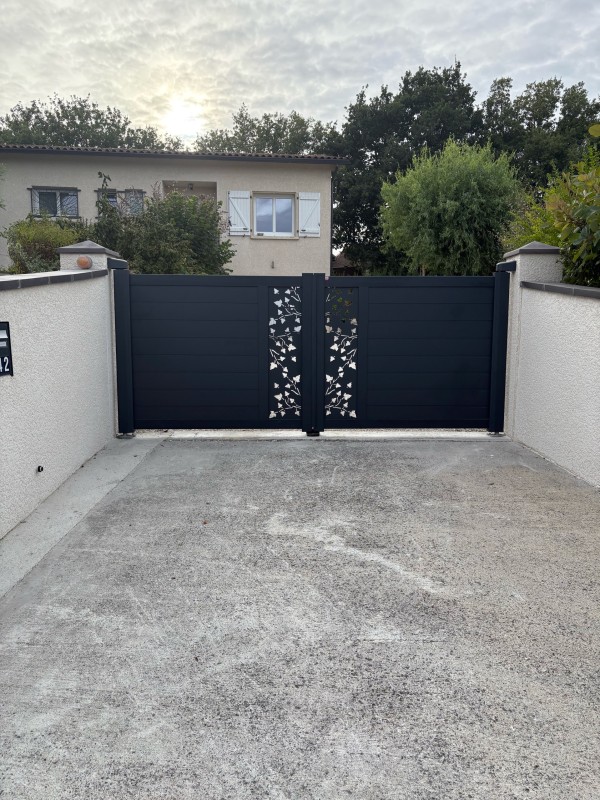 Portail battant aluminium double vantail gris 7016 texturé avec moteur Beninca à Balma 31130