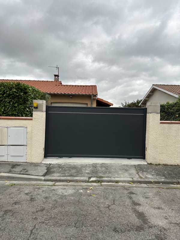Installation de portail coulissant aluminium motorisé sur-mesure à Toulouse en Haute-Garonne