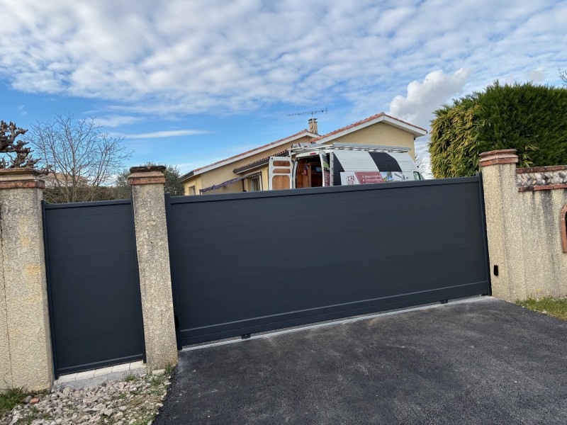 Portail coulissant motorisé avec télécommande intégrée et sécurité renforcée à Tournefeuille