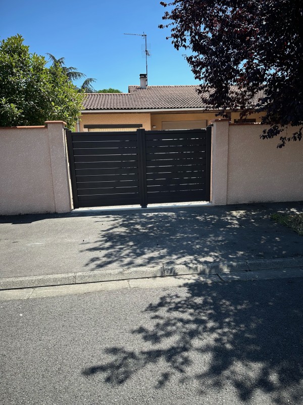 Portail battant aluminium gris avec motorisation Beninca à L’Union 31240