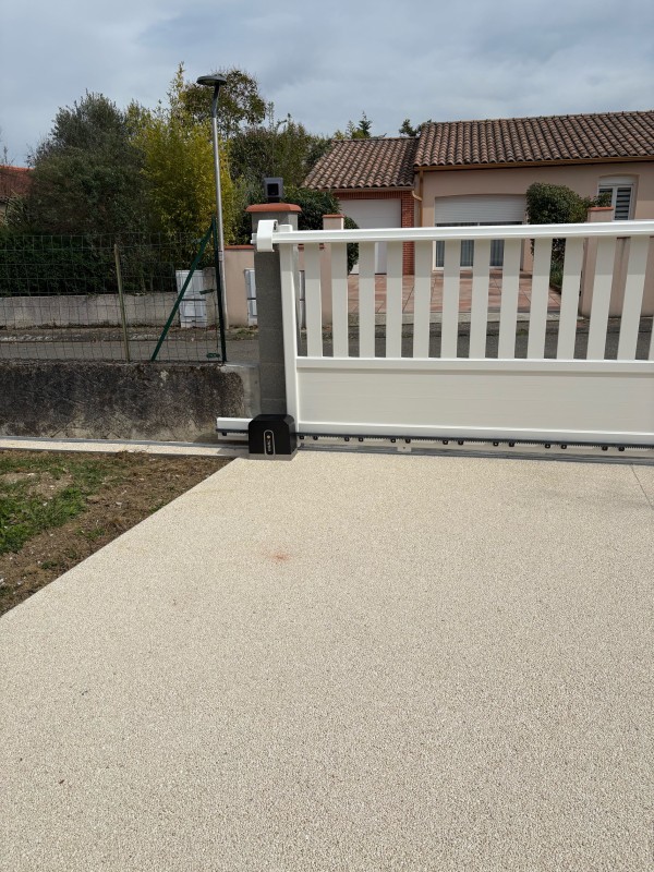 Portail coulissant aluminium blanc ajouré moderne installé à Toulouse 31240 Haute-Garonne