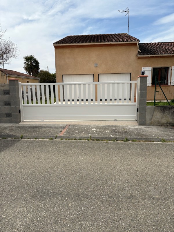 Portail coulissant aluminium blanc ajouré moderne installé à Toulouse 31240 Haute-Garonne