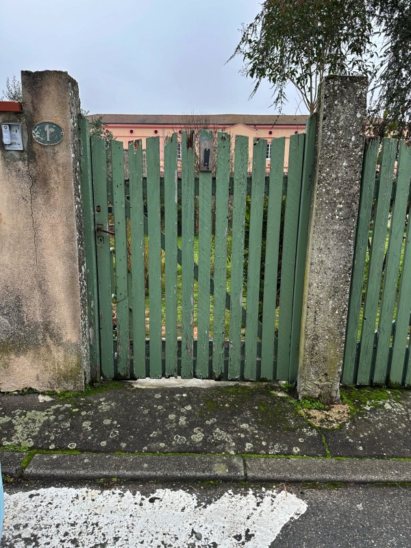 Dépose de l’ancien portillon en bois de couleur vert à  L’Union par C2BF Fermeture