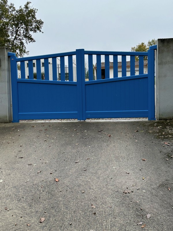 Portail battant aluminium bleu avec motorisation invisible intégrée dans les poteaux à Toulouse 31