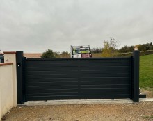 Notre zone d'activité pour ce service Devis gratuit disponible pour l'installation d'un portail sur rail coulissant motorisé de 4m en aluminium disponible dans tous les coloris